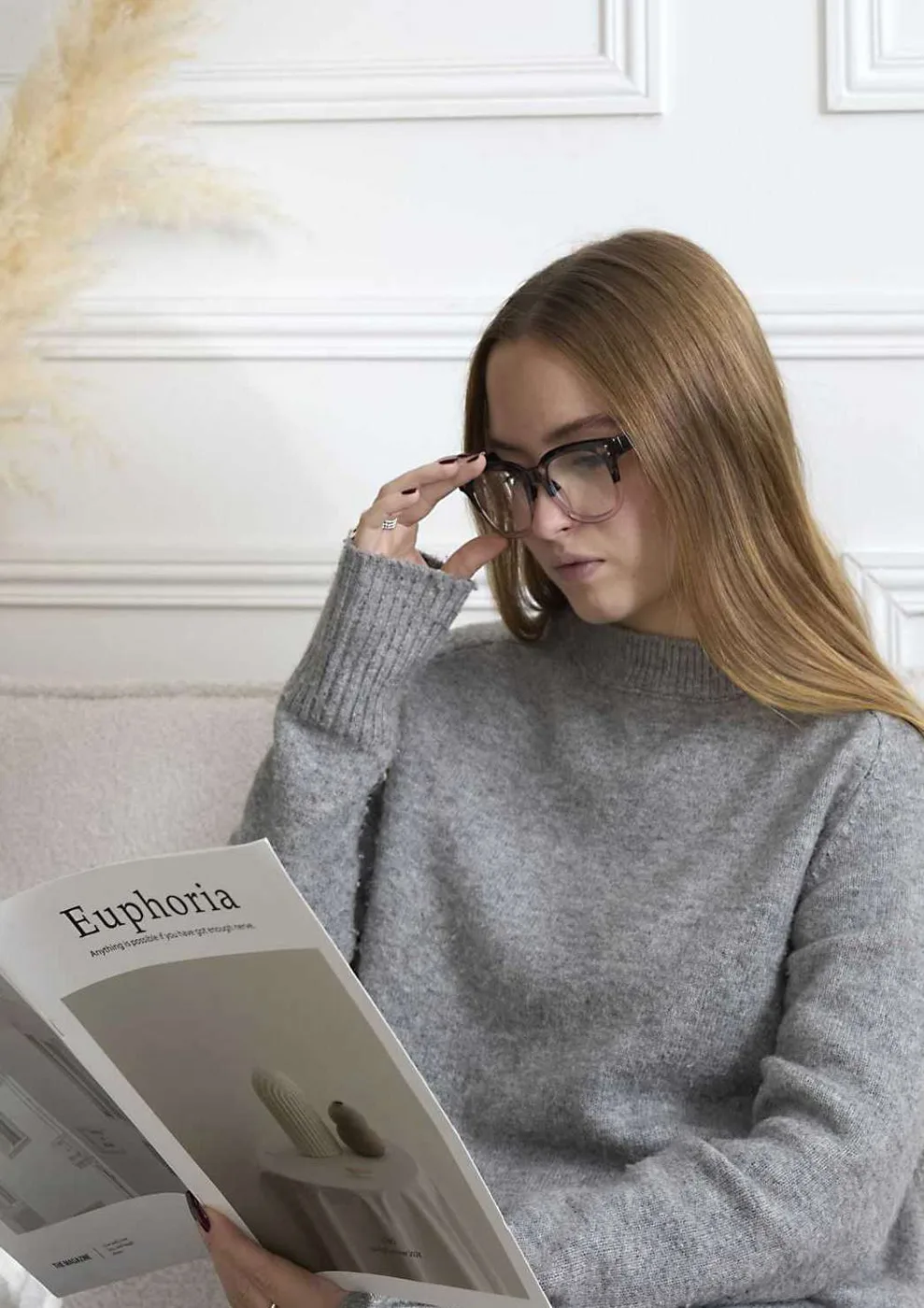 Cliente lisant un magazine, lunettes de lecture